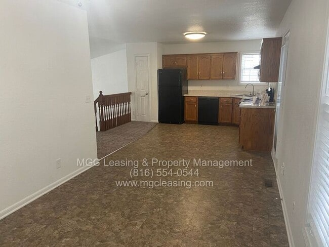 Building Photo - Creekwood Park Townhomes - At Last, This I...