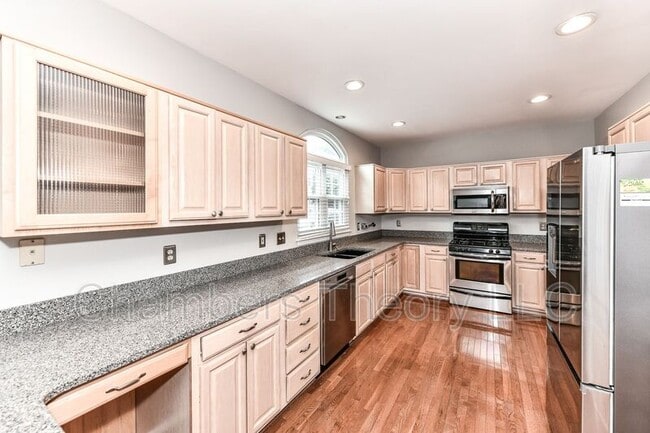 Building Photo - 6033 Woodlake Ln