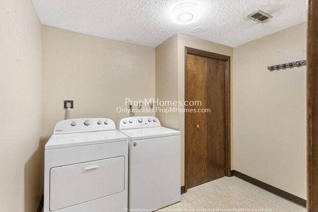 Building Photo - Spacious Elegance: A Four-Bedroom Retreat in the Heart of Palisades!