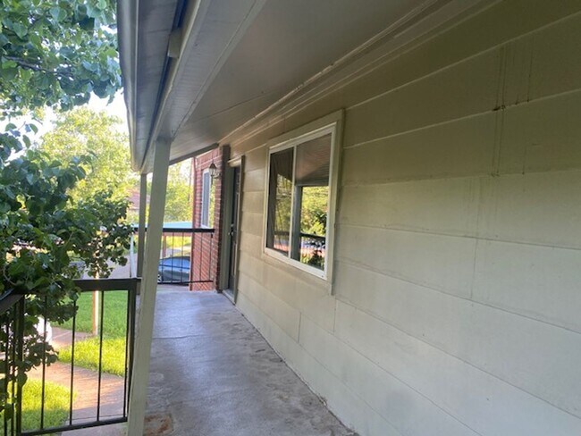 Building Photo - 5630 Brookview Ct