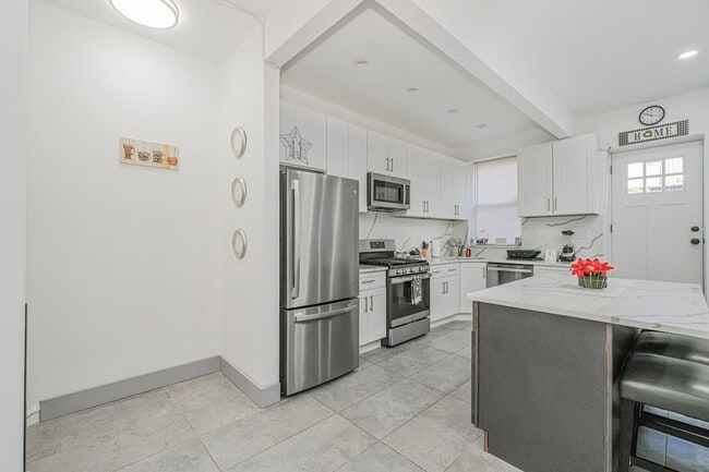 Building Photo - 479 Putnam Ave