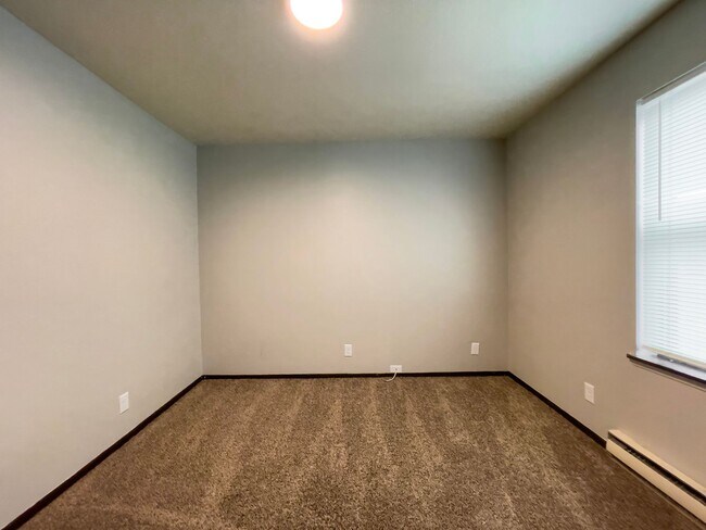 Building Photo - 2213 E Memorial Dr