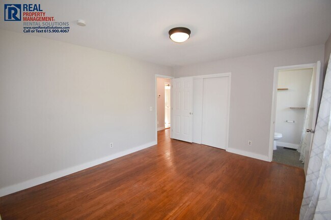 Building Photo - All brick 3BD home PLUS bonus room & back deck, half mile to MTSU!