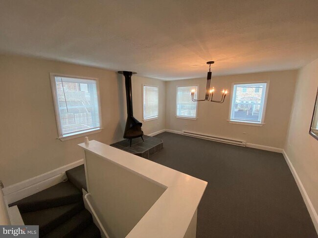 Building Photo - 616 11th St NE