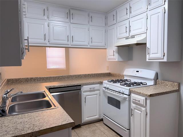 Building Photo - 2416 Lakeview Cir