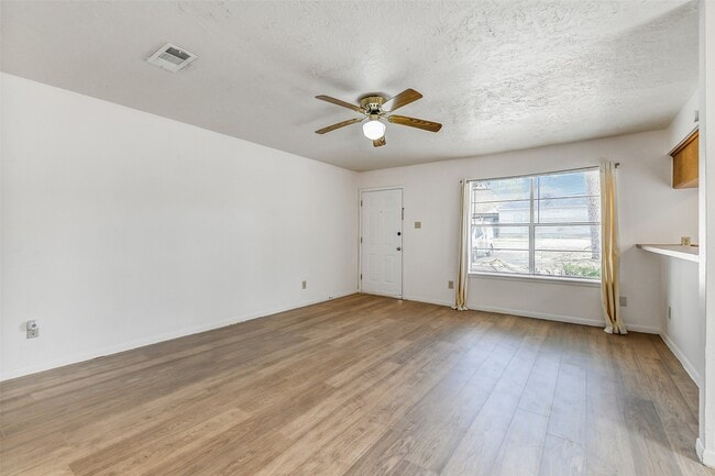 Building Photo - 217 Lazy Ln