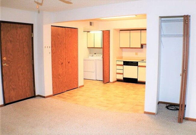 Building Photo - $1,095 | 2 Bedroom, 1 Bathroom 3rd Floor C...