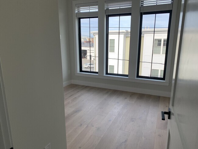 Building Photo - 155 Everett St