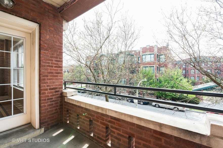 covered balcony - 4847 S Vincennes Ave