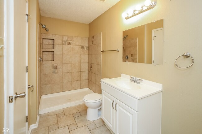 Building Photo - 913 Harbon Dr