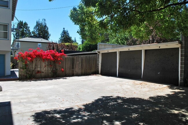 Building Photo - 515 N El Camino Real