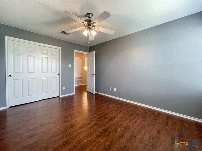 Building Photo - 2237 Stoneleigh Dr