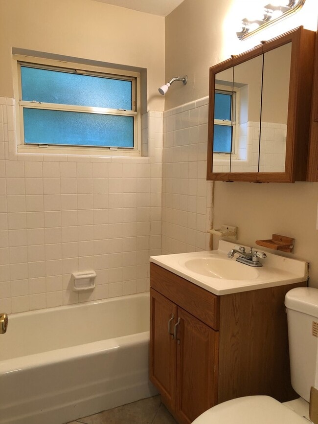 Building Photo - 2 Bed 1 Bath Home | Pet Friendly | Washer ...