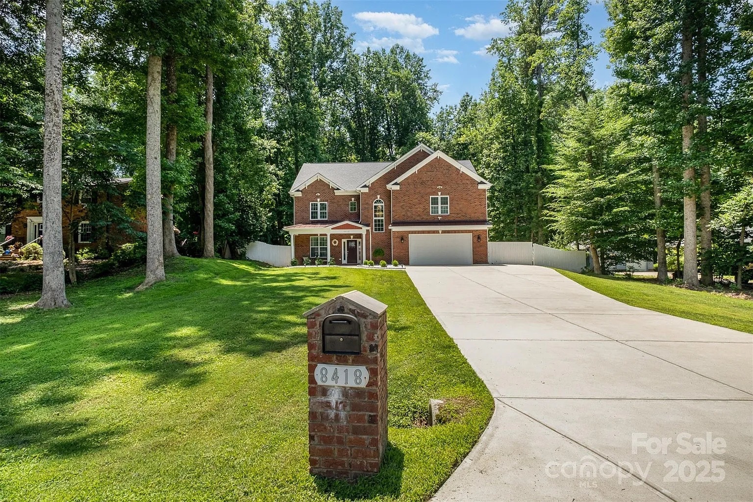 Building Photo - Room in House on Knollwood Cir