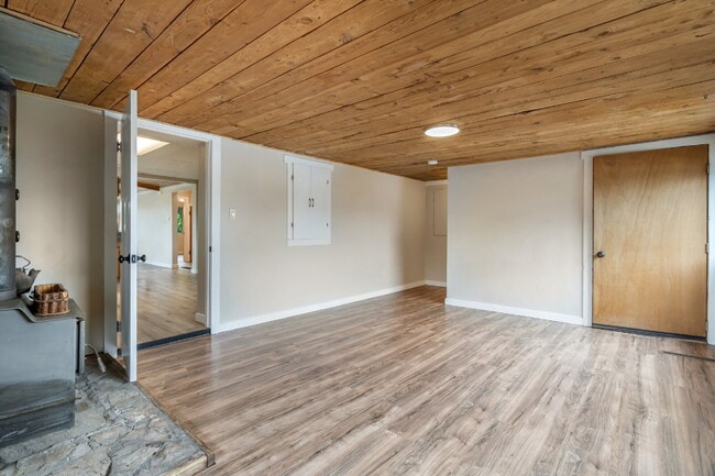 Building Photo - Gallatin Gateway Rental Just Steps from the River