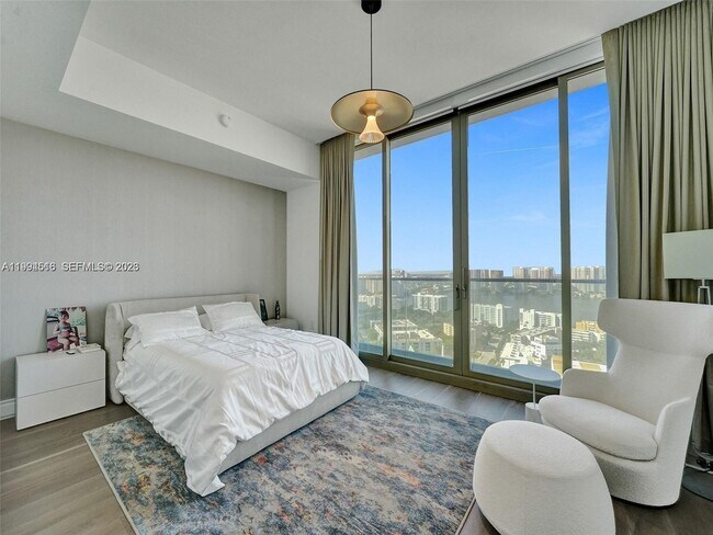 Building Photo - 17901 Collins Ave