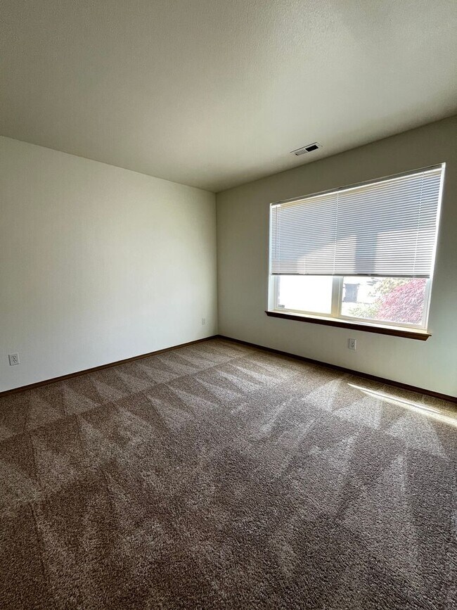 Building Photo - Gorgeous House in a Family-Friendly neighb...