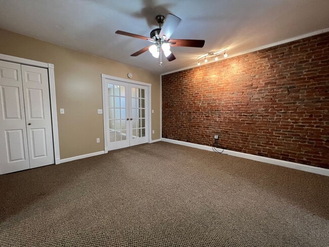 Building Photo - 512 Hampshire St