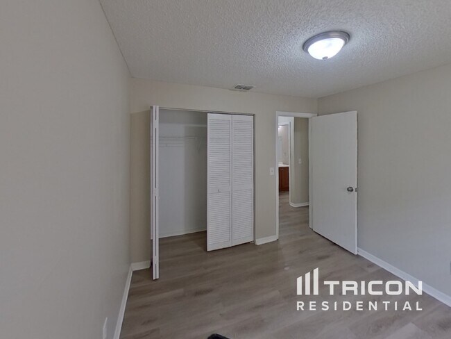 Building Photo - 5490 Friarsway Dr