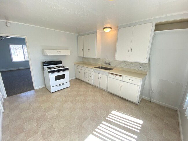 Building Photo - Strobridge Ave Duplex