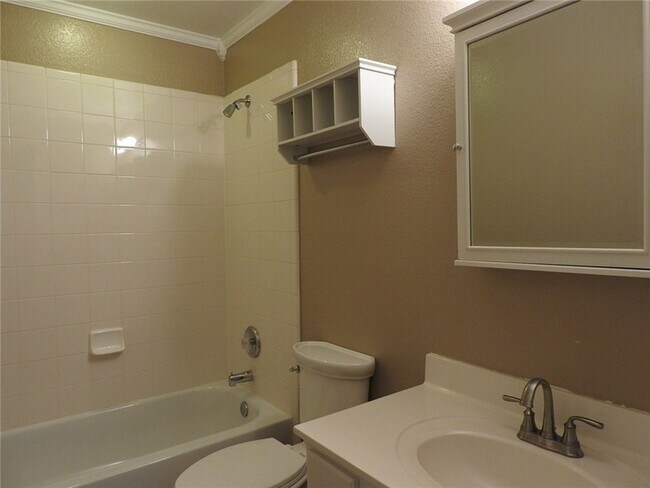 Building Photo - 6006 Holly Crest Ln