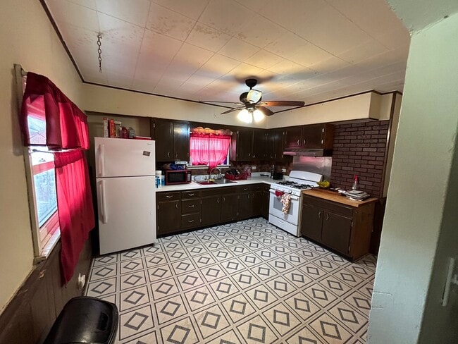 Building Photo - 219 Douglas Ave