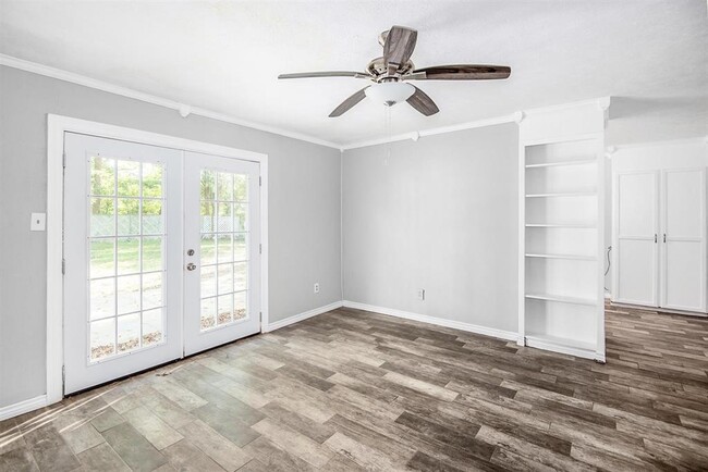 Building Photo - 385 W Bolivar St
