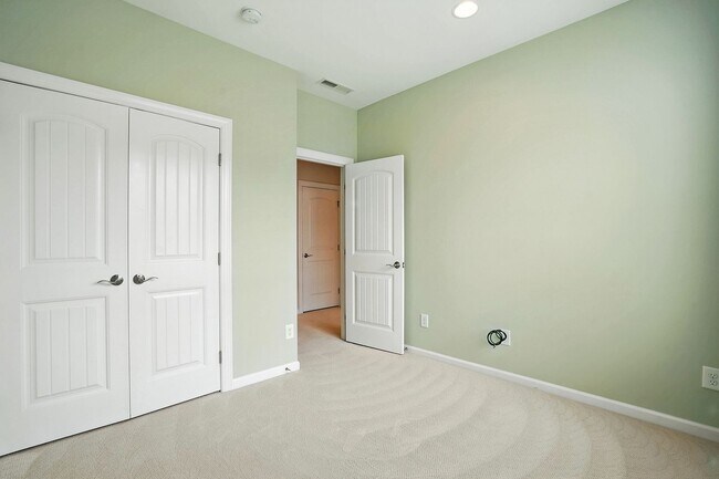 Building Photo - ABSOLUTELY GEORGOUS 2 STORY TOWNHOUSE IN CARY