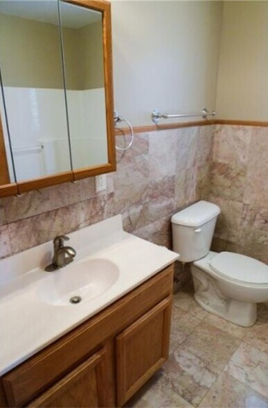 Building Photo - 20 E Amanda Ave