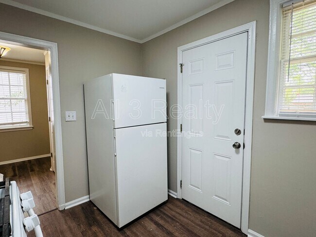 Building Photo - 301 Bradley Dr