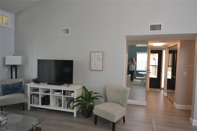 Building Photo - 284 Woodlake Wynde