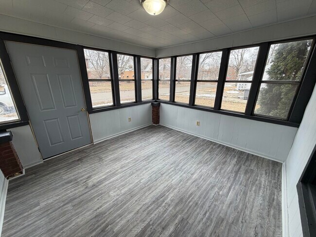 Building Photo - 730 Douglas-