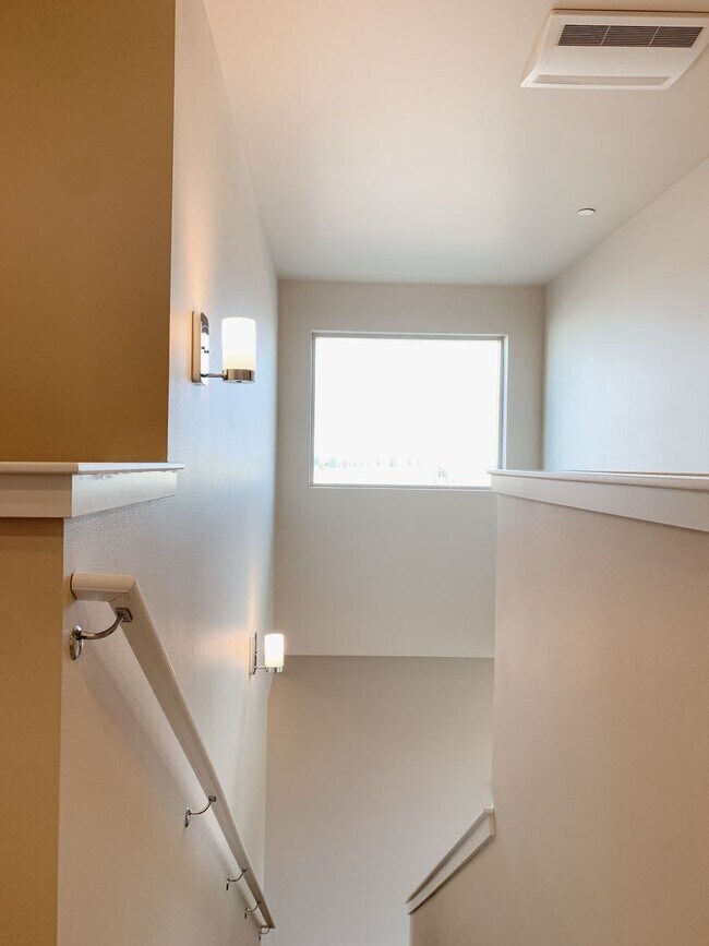 Building Photo - Lease Takeover Available NOW! Sunny 3 bdrm, 2.5 bath in Cordata Neighborhood