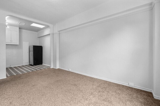 Building Photo - Lovely Hillcrest One bedroom apartment