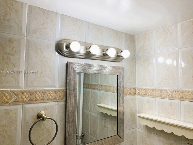 Building Photo - 666 W 81st St