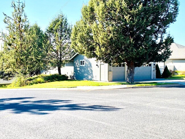 Building Photo - **Unfurnished** Spacious single-level 3 BR...
