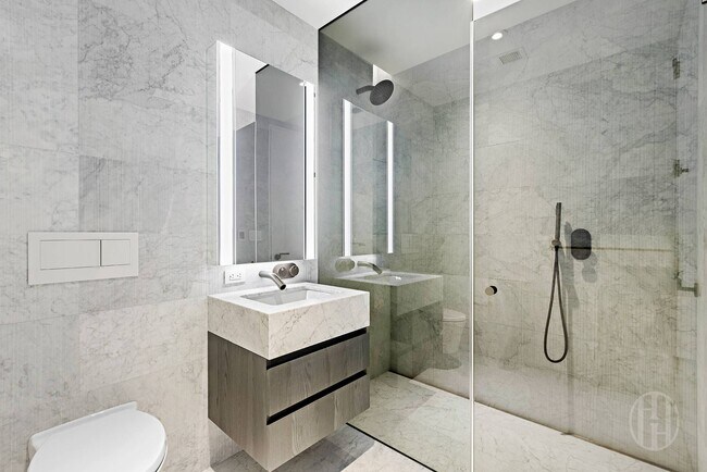 Building Photo - 130 William St