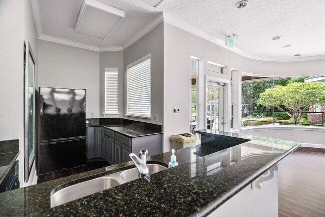 Building Photo - 2 bedroom/ 2 bathroom condo on Southside!