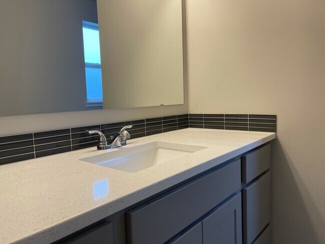 Building Photo - Beautiful 3 Bedroom Duplex with Garage!