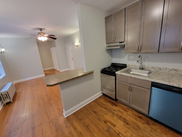 Building Photo - 1369 W Greenleaf Ave