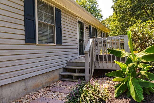 Building Photo - New Listing!