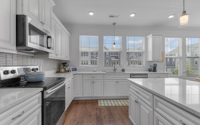 Building Photo - A MUST SEE!! 2-Bedroom Townhome In The Tern! Attached Garage - 400 Yards From Beaches - Dog Frien...