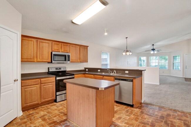 Building Photo - 3 bed 2 bath home off Olive Rd