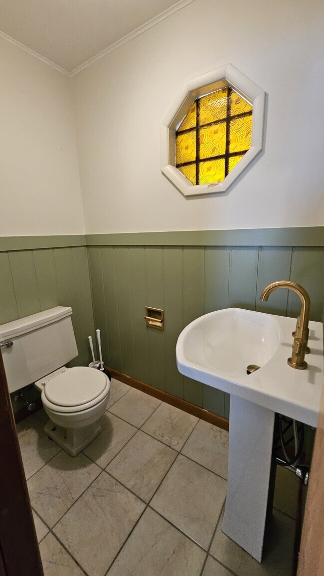 Building Photo - 509 S Swain Ave