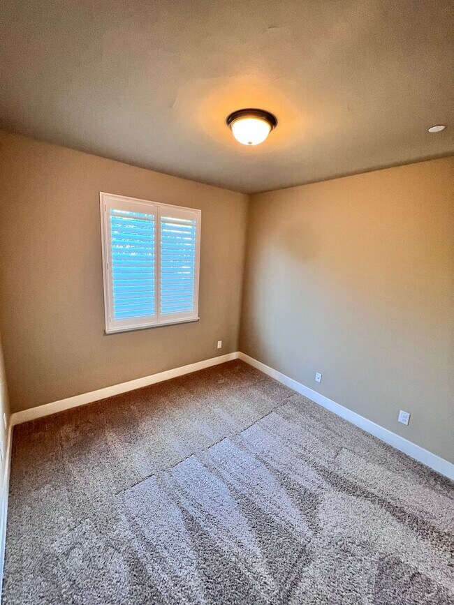 Building Photo - Stunning 3 Bedroom, 2.5 Bath Single Family Home, Gated Community, Beautiful Inside & Out!