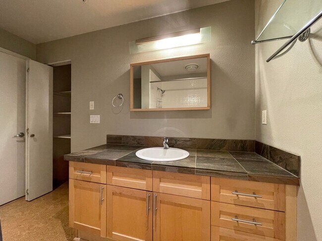 Building Photo - Fantastic Condo in NW Portland with Washer...