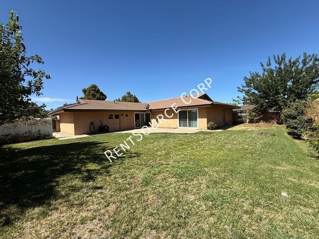 Building Photo - 39642 Country Club Dr
