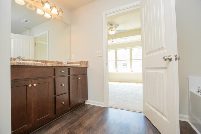 Building Photo - 370 Turtle Creek Dr