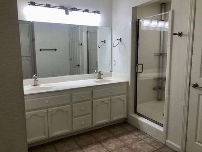 Building Photo - Charming and Spacious Home in Carmichael