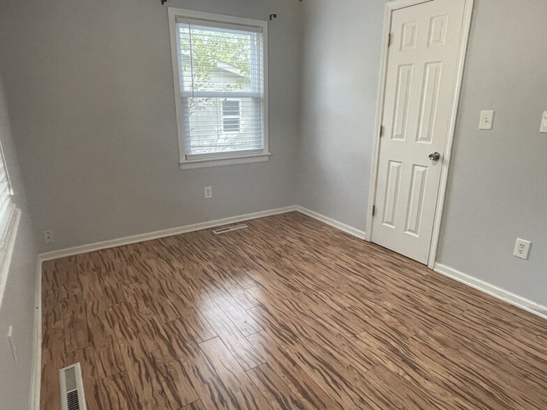 Building Photo - 4705 Oak Grove Rd